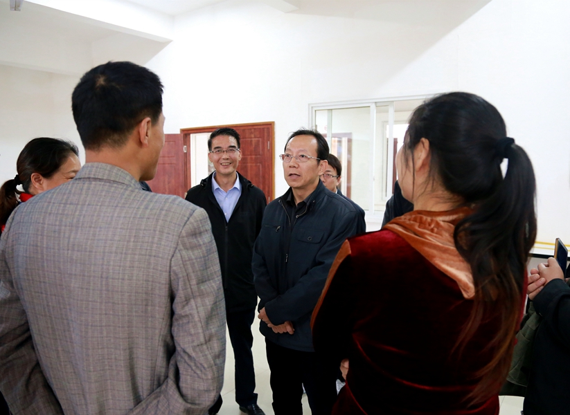 杜宇副司長（右二）與彝區“9+3”駐校干部親切交談_副本.jpg