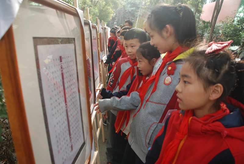 3月22日，德陽市“愛家鄉，贊德陽”2021新年硬筆書法作品展評活動在德陽外國語小學舉行。此次參展作品風格殊異，精彩紛呈。有的洋溢著童真，又不失豪邁之氣；有的筆走龍蛇，盡展大家風范……一幅幅、一件件，無不吸引著師生們驚喜的目光。徐朝霞.JPG