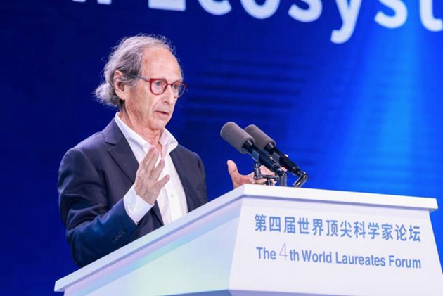 世界頂尖科學家協會副主席、2013年諾貝爾化學獎獲得者邁克爾·萊維特發表演講.jpg