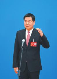 3月7日，“委員通道”集體采訪活動上，住川全國政協(xié)委員蘇華接受媒體采訪。 　　新華社記者 陳曄華 攝.jpg
