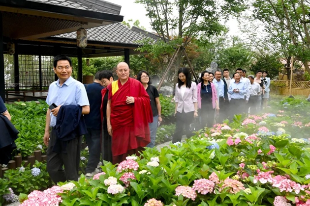考察組在世園會國際園藝展區考察。記者 姜寒冬 攝.jpg11.jpg
